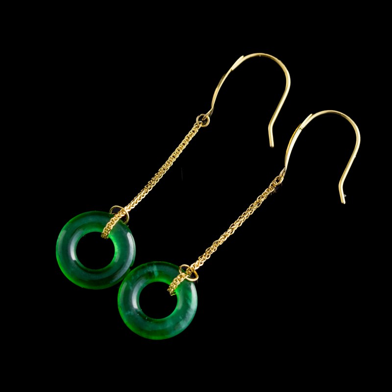 民國或更晚 翡翠耳環一對及鑲翡翠戒指 | A pair of Chinese jadeite earrings and a jadeite-set ring, Republic period or later - 图4