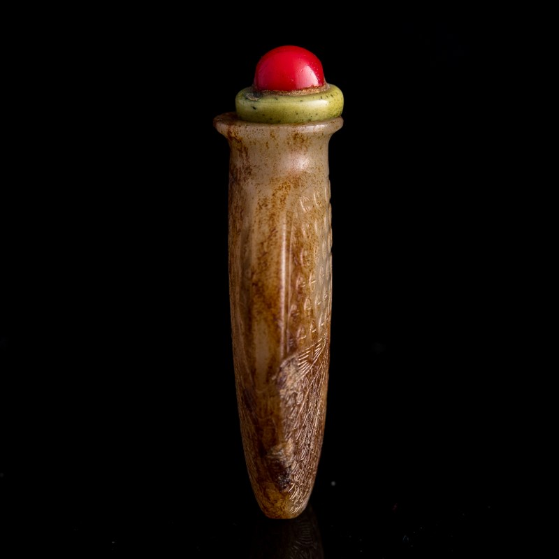 十八世紀 玉雕包袱紋鼻烟壺 | A Chinese jade 'tied-bundle' snuff bottle, 18th century - 图4