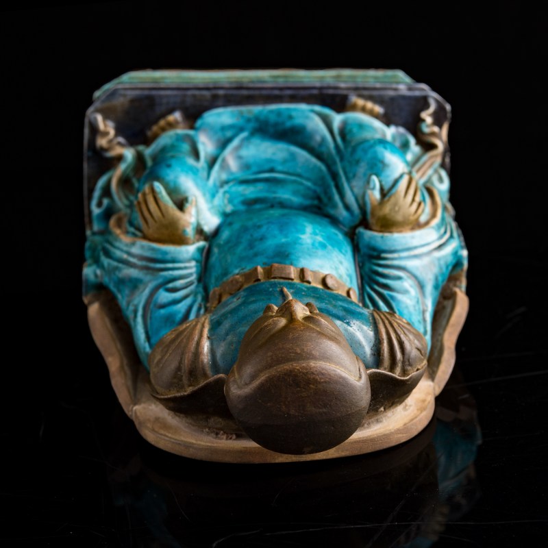 明代 素三彩真武大帝像 | A Chinese sancai-glazed porcelain figure of Zhenwu, Ming dynasty - 图6