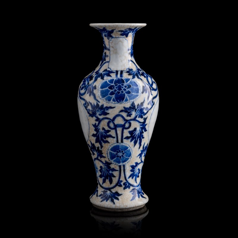十九世紀 青花纏枝花卉觀音瓶 | A Chinese blue and white floral Guanyin vase, 19th century - 图2