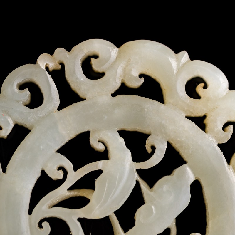 十九世紀 白玉鏤雕靈芝圓佩 | A Chinese white jade openwork 'lingzhi' and 'chilong' pendant, 19th century - 图7