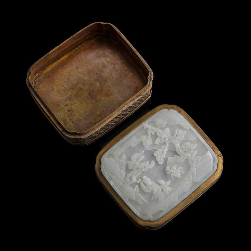 清中期 玉雕鬆下高仕瓦子銅盒 | A Chinese carved 'pine tree' and 'scholar' jade plaque- inlaid copper box, mid-Qing dynasty - 图4