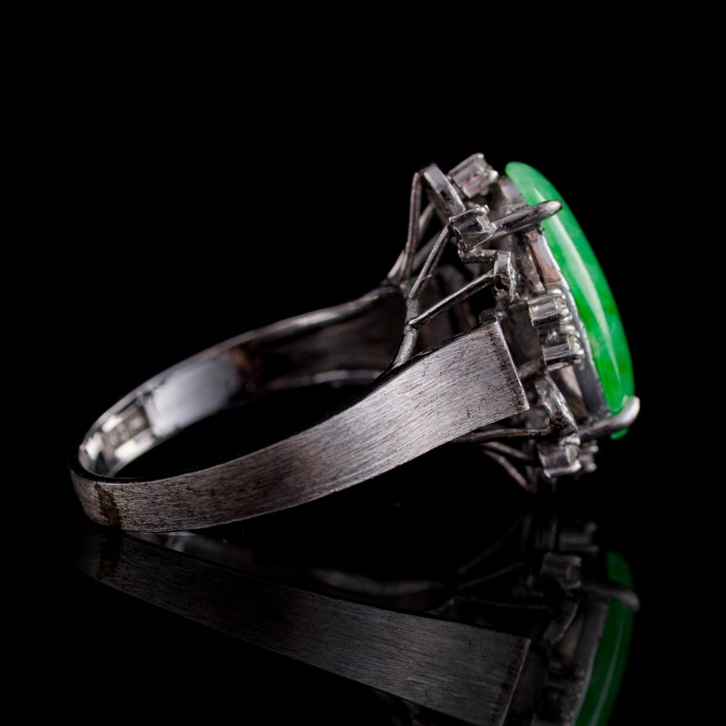 民國或更晚 翡翠耳環一對及鑲翡翠戒指 | A pair of Chinese jadeite earrings and a jadeite-set ring, Republic period or later - 图5
