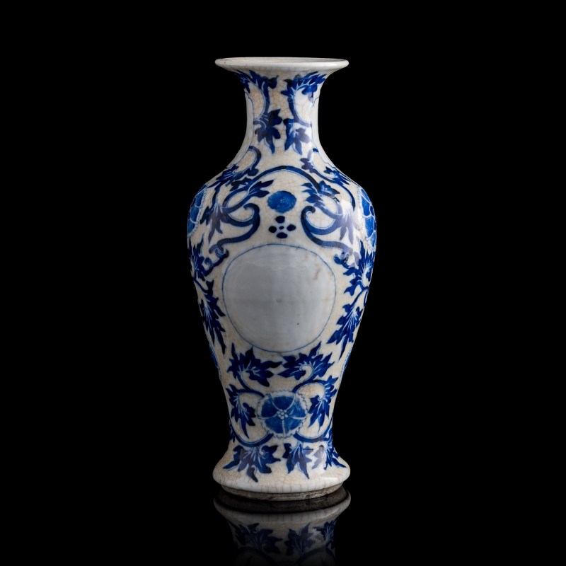 十九世紀 青花纏枝花卉觀音瓶 | A Chinese blue and white floral Guanyin vase, 19th century - 图3