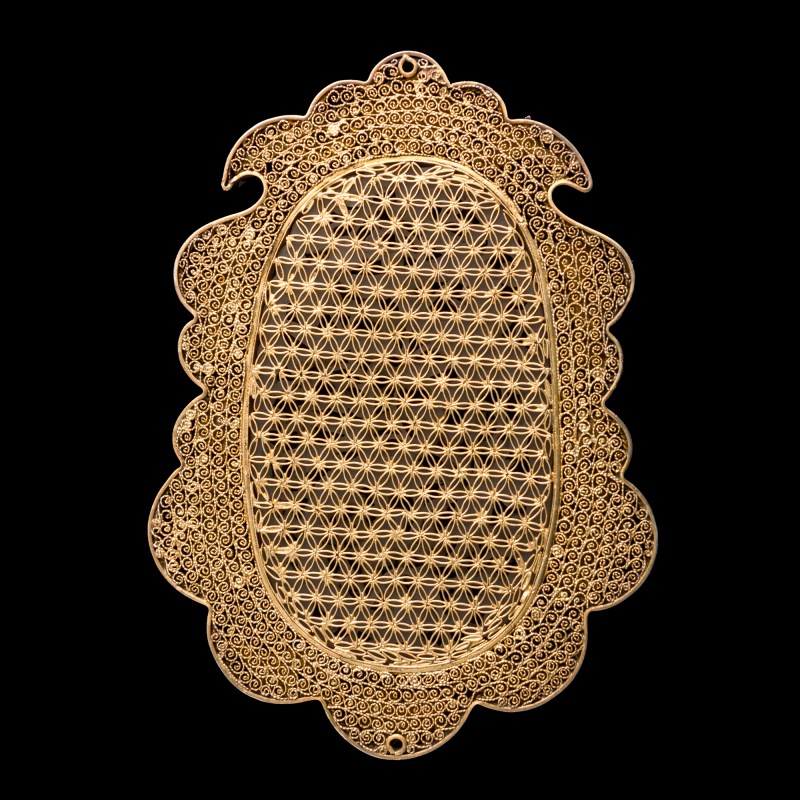 銀鎏金累絲鑲明代白玉鏤雕瓦頭 | A Chinese gilt-silver filigree-mounted white jade plaque, Ming dynasty (jade) - 图2