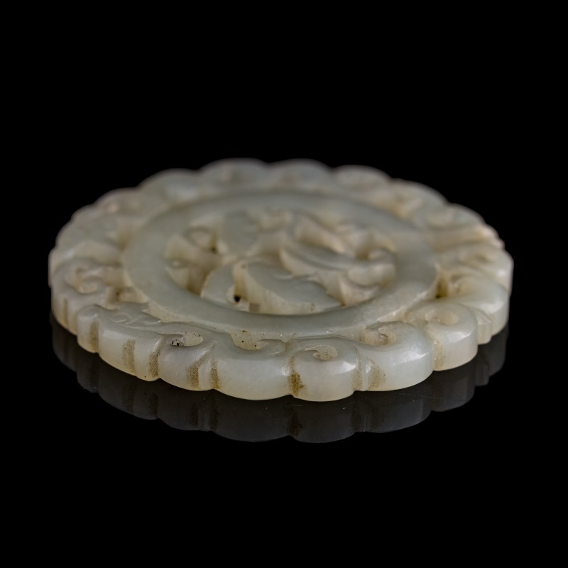 十九世紀 白玉鏤雕靈芝圓佩 | A Chinese white jade openwork 'lingzhi' and 'chilong' pendant, 19th century - 图2