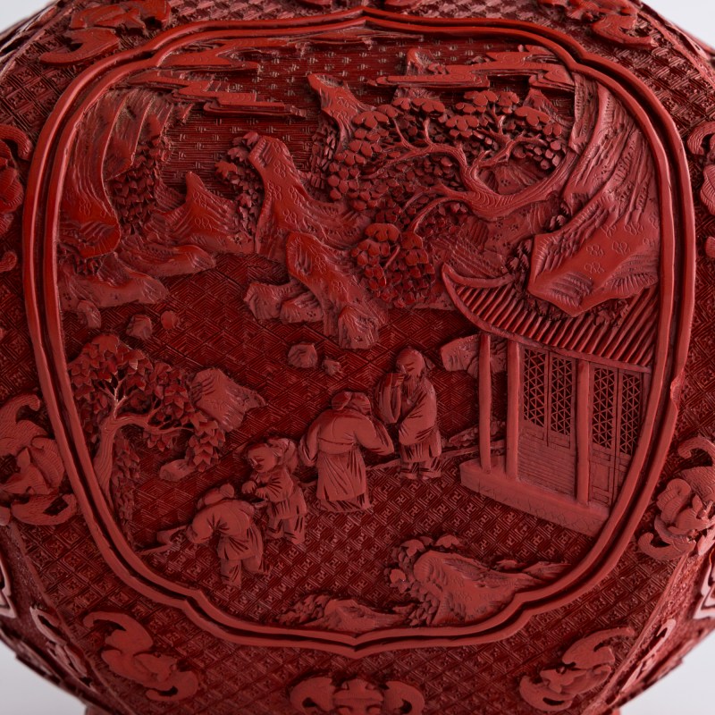 清乾隆 剔紅雕開窗人物六方葫蘆瓶（附來源證明） | A Chinese hexagonal cinnabar double-gourd vase, Qianlong period, Qing dynasty - 图7