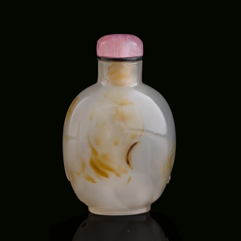 十八世紀晚 瑪瑙巧雕牧牛圖鼻烟壺 | A Chinese carved agate 'ox-herding' snuff bottle, late 18th century - 图3