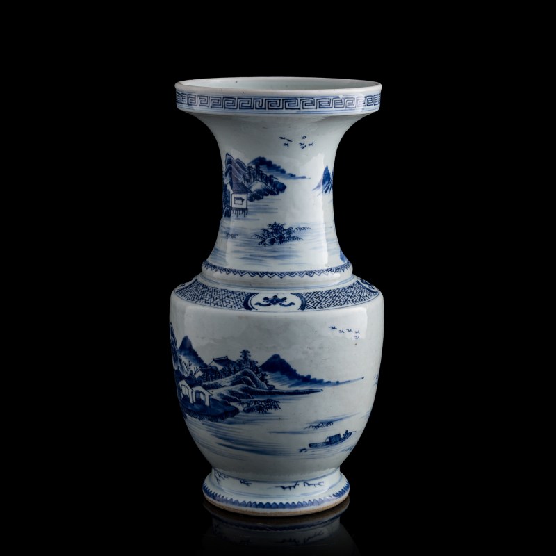 十八世紀 青花山水盤口瓶 | A Chinese blue and white landscape dish-mouthed vase, 18th century - 图3