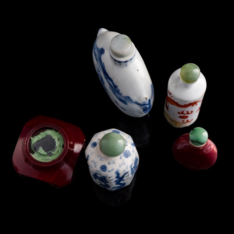 清代 各式瓷器鼻烟壺四隻（附木座） | Four Chinese assorted porcelain snuff bottles, Qing dynasty - 图5