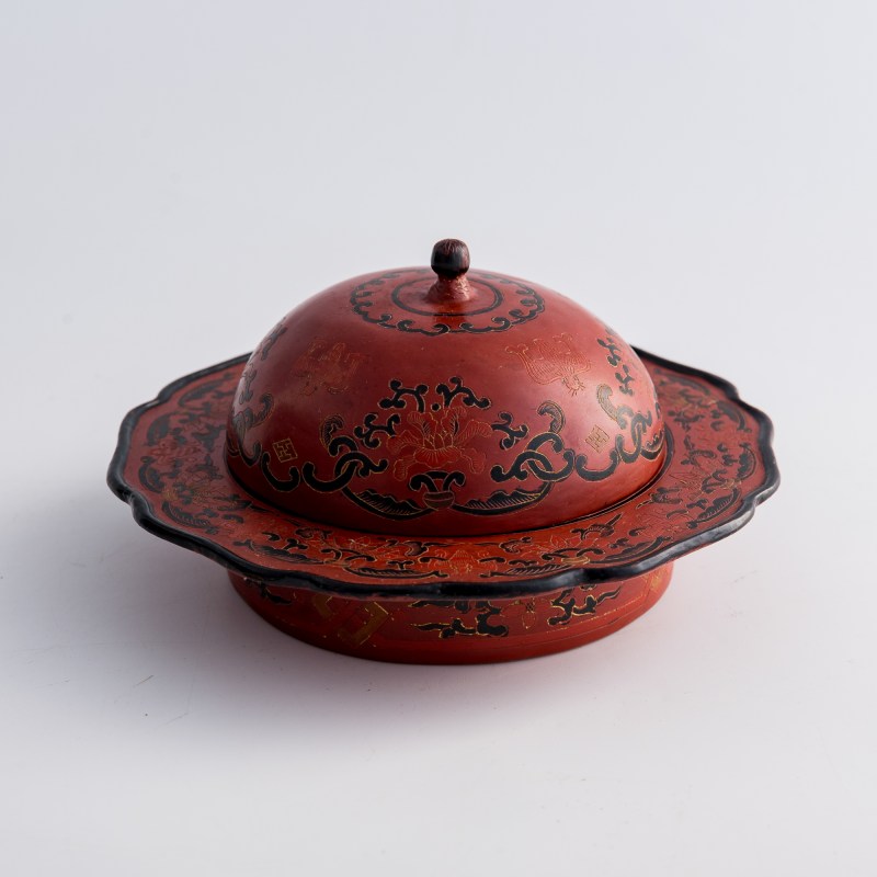 清乾隆 朱漆地彩繪渣鬥 | A Chinese polychrome-painted red lacquer zhadou, Qianlong period, Qing dynasty