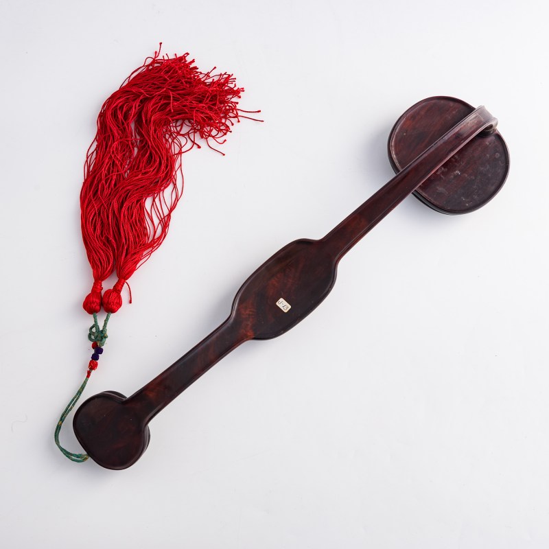清乾隆 硬木三鑲玉如意 （附原配硬木玻璃罩） | A Chinese hardwood ruyi scepter with three jade mounts, Qianlong period, Qing dynasty - 图11