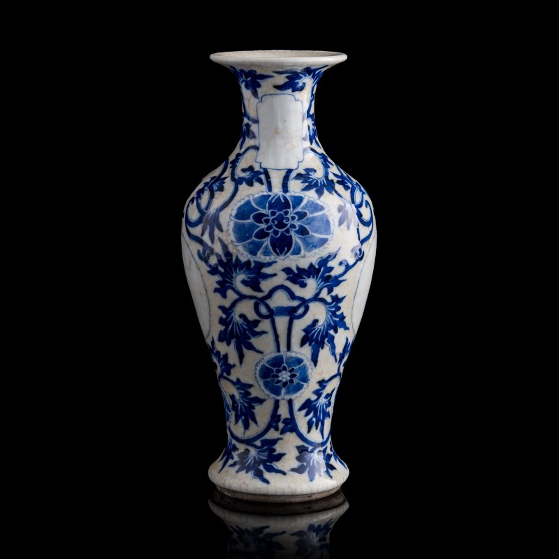 十九世紀 青花纏枝花卉觀音瓶 | A Chinese blue and white floral Guanyin vase, 19th century - 图4