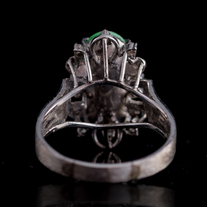 民國或更晚 翡翠耳環一對及鑲翡翠戒指 | A pair of Chinese jadeite earrings and a jadeite-set ring, Republic period or later - 图6