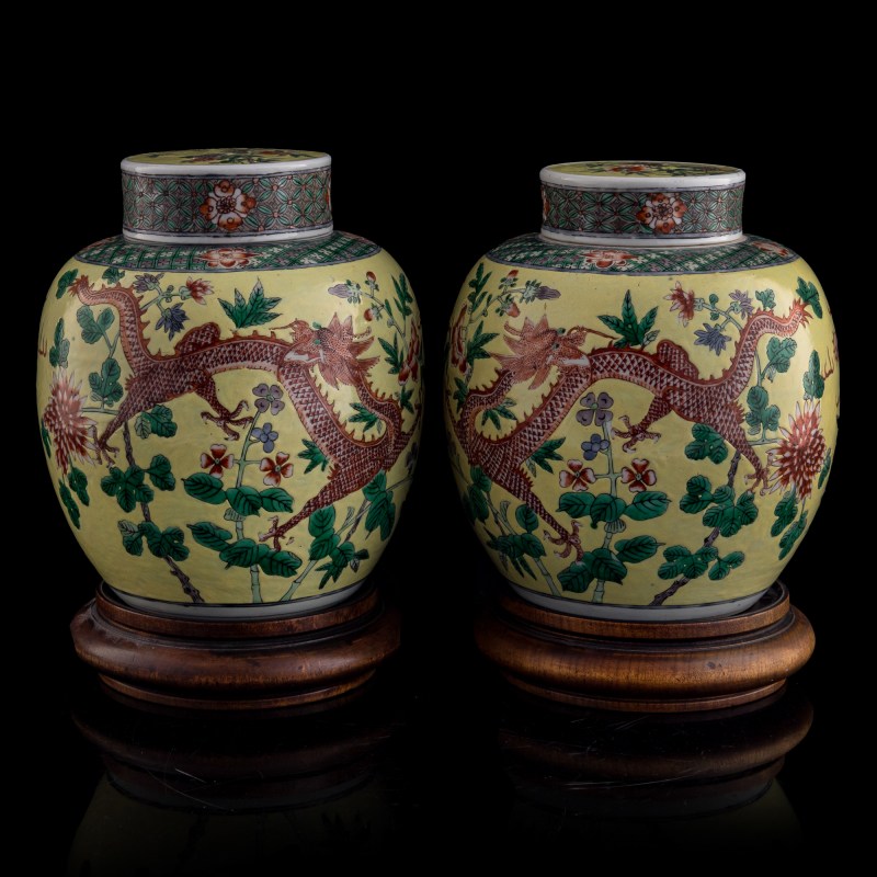 十九世紀晚 黃地五彩龍紋蓋罐一對 | A pair of Chinese yellow-ground wucai dragon covered jars, late 19th century - 图1