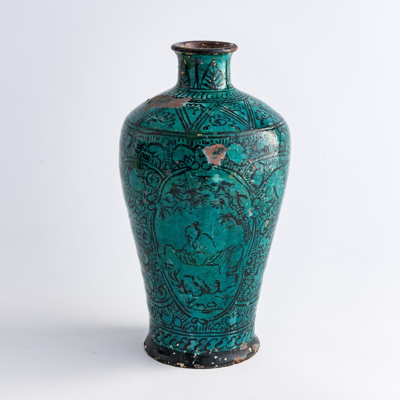元代/明代 磁州窑孔雀綠釉黑彩纏枝牡丹紋梅瓶（附盒） | A Chinese Cizhou peacock-green-glazed meiping vase, Yuan/Ming dynasty - 图3