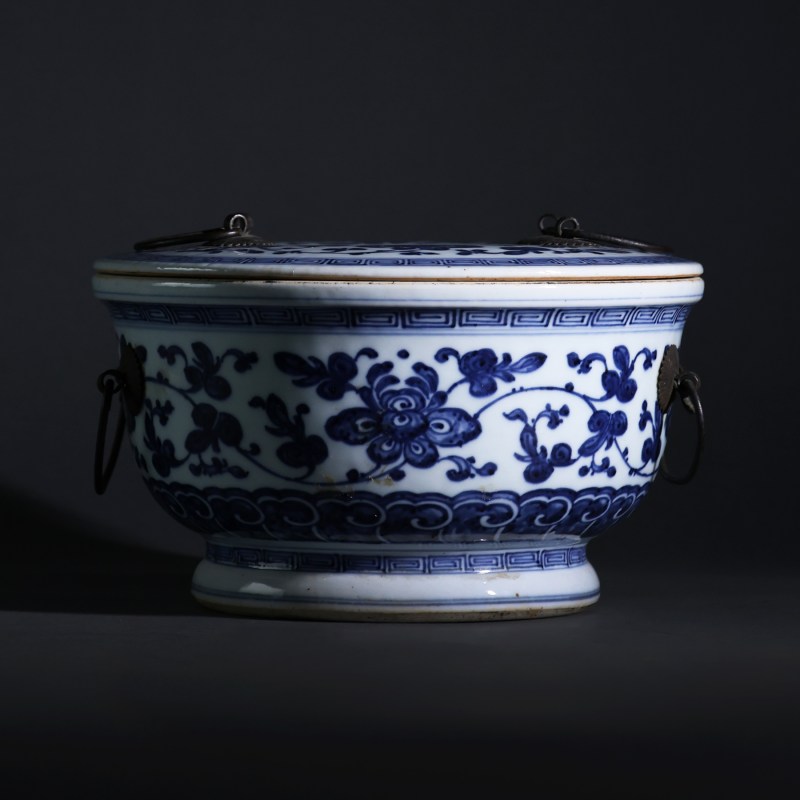 清乾隆 青花缠枝莲纹瓷火锅 - 图1