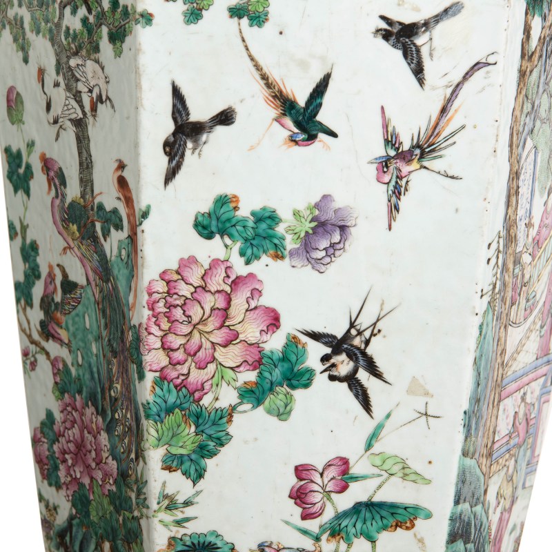 清同治 粉彩花鳥人物六方大瓶一對（附木座） | A pair of large Chinese famille rose hexagonal vases, Tongzhi period, Qing dynasty - 图14