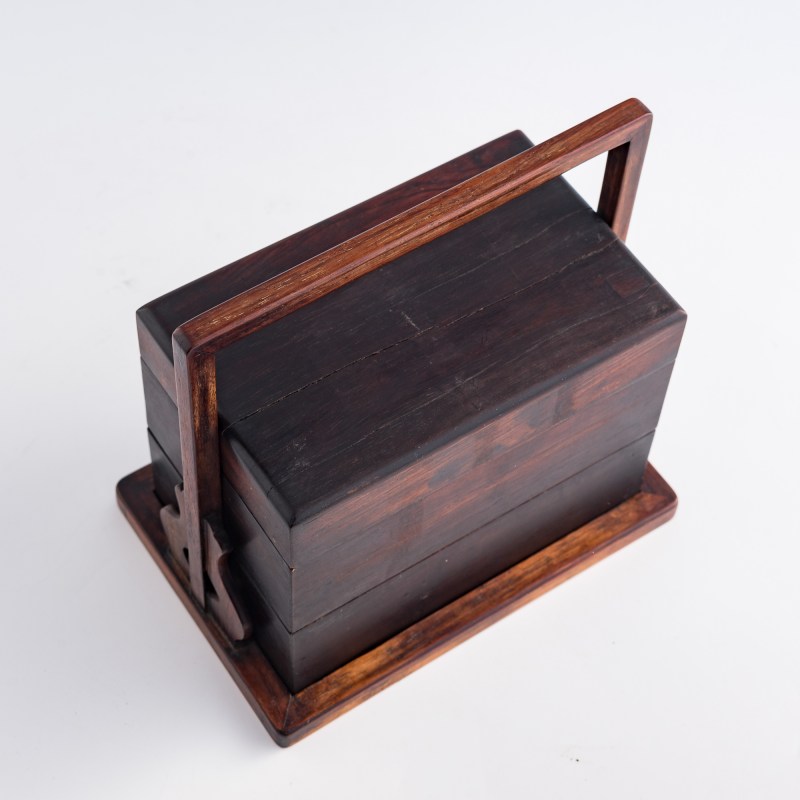 清代或更晚 紫檀提盒及硬木雕獅紋圓屏 | A Chinese Zitan tiered carrying box and a hardwood 'lion' plaque, Qing dynasty or later - 图7