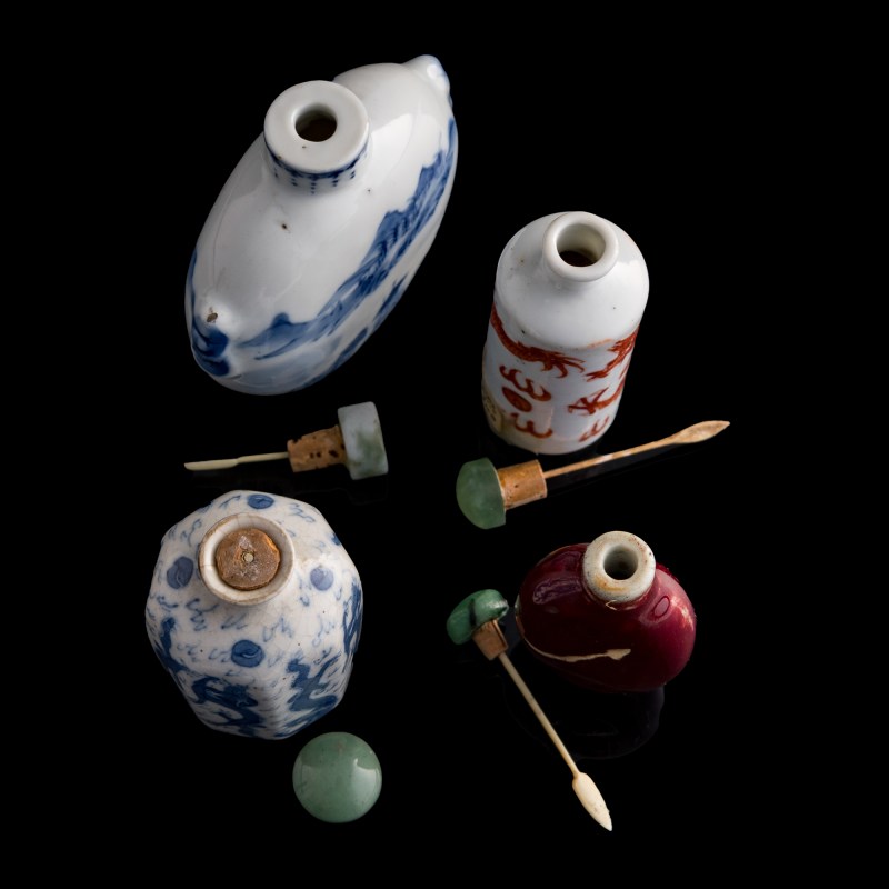 清代 各式瓷器鼻烟壺四隻（附木座） | Four Chinese assorted porcelain snuff bottles, Qing dynasty - 图6