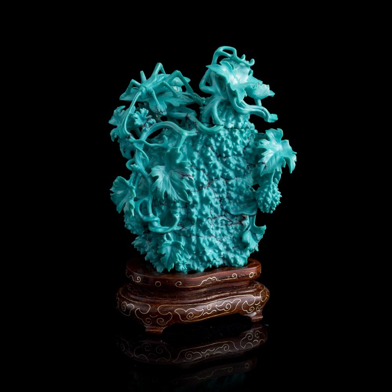 1960-1970年代 綠松石雕花卉蓋瓶（附木座） | A Chinese carved turquoise 'floral' and 'grasshopper' covered vase, 1960s-1970s - 图3