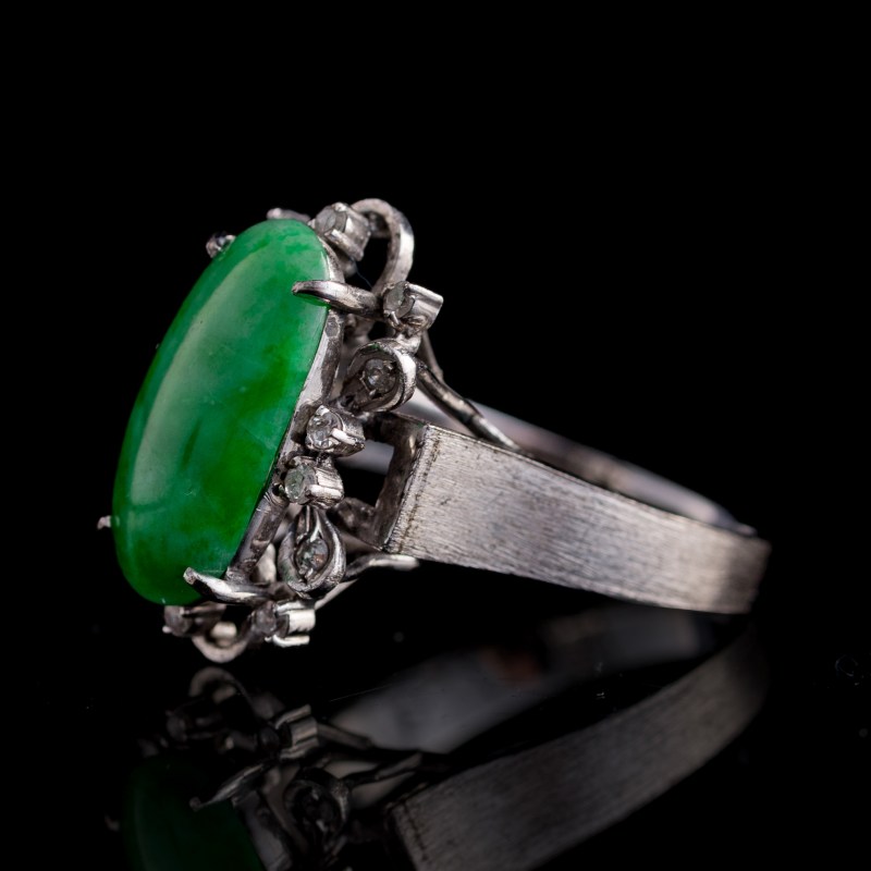 民國或更晚 翡翠耳環一對及鑲翡翠戒指 | A pair of Chinese jadeite earrings and a jadeite-set ring, Republic period or later - 图7
