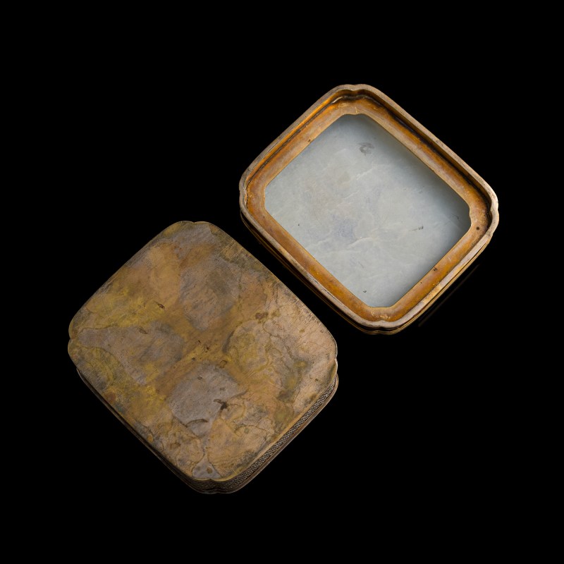 清中期 玉雕鬆下高仕瓦子銅盒 | A Chinese carved 'pine tree' and 'scholar' jade plaque- inlaid copper box, mid-Qing dynasty - 图5