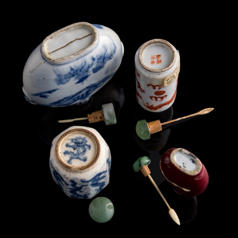 清代 各式瓷器鼻烟壺四隻（附木座） | Four Chinese assorted porcelain snuff bottles, Qing dynasty - 图7