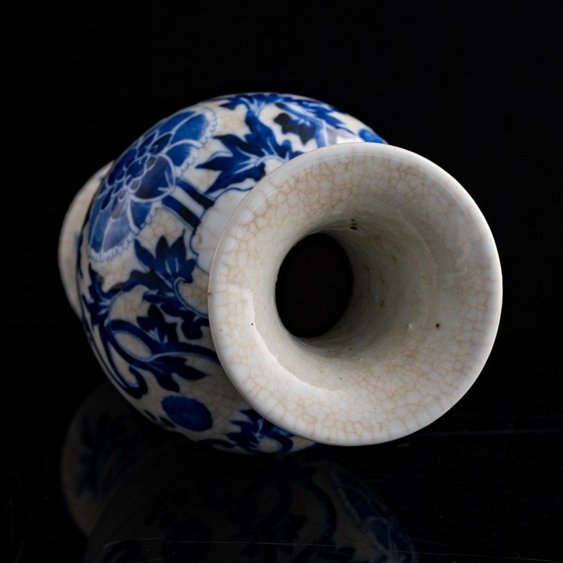 十九世紀 青花纏枝花卉觀音瓶 | A Chinese blue and white floral Guanyin vase, 19th century - 图5