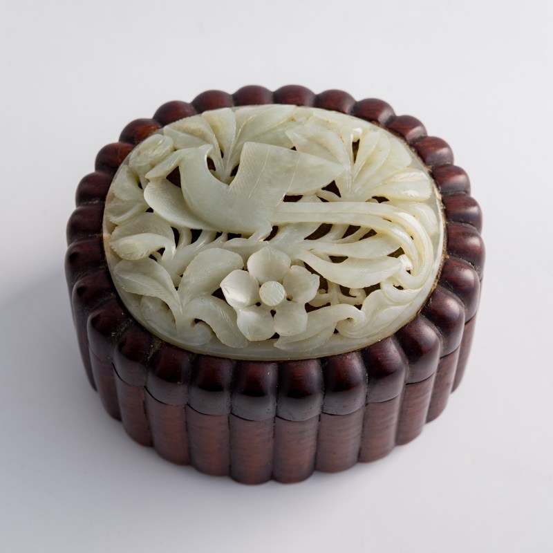 硬木鑲明代玉瓦頭蓋盒 | A Chinese hardwood box mounted with a Ming dynasty jade plaque - 图1