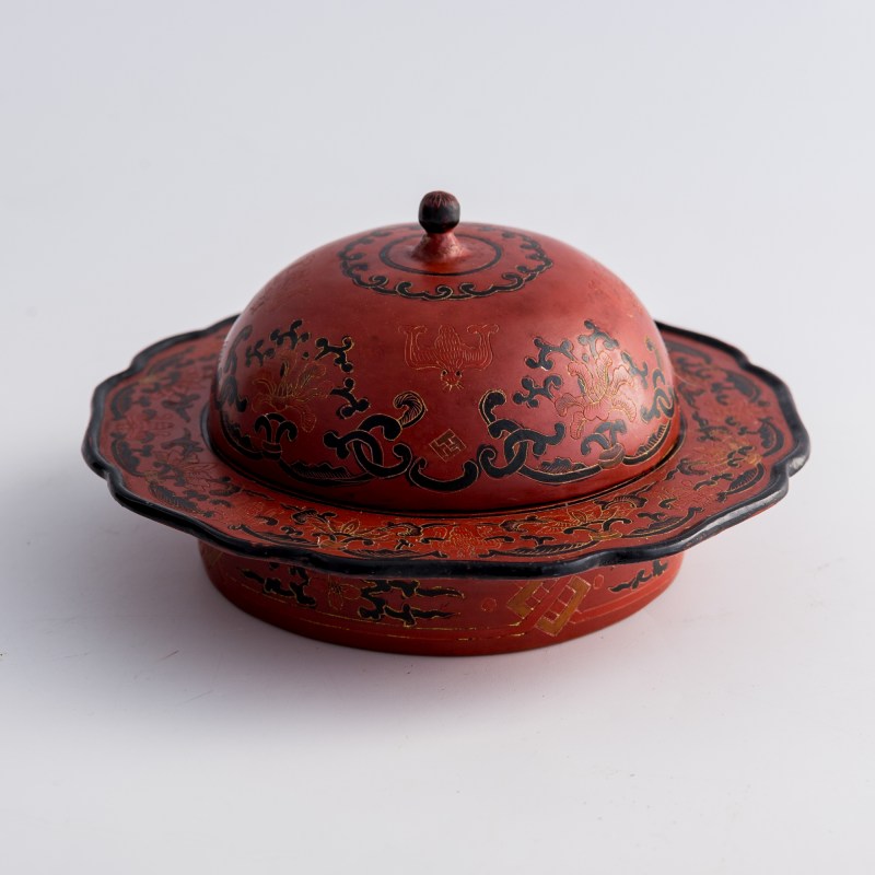 清乾隆 朱漆地彩繪渣鬥 | A Chinese polychrome-painted red lacquer zhadou, Qianlong period, Qing dynasty - 图2