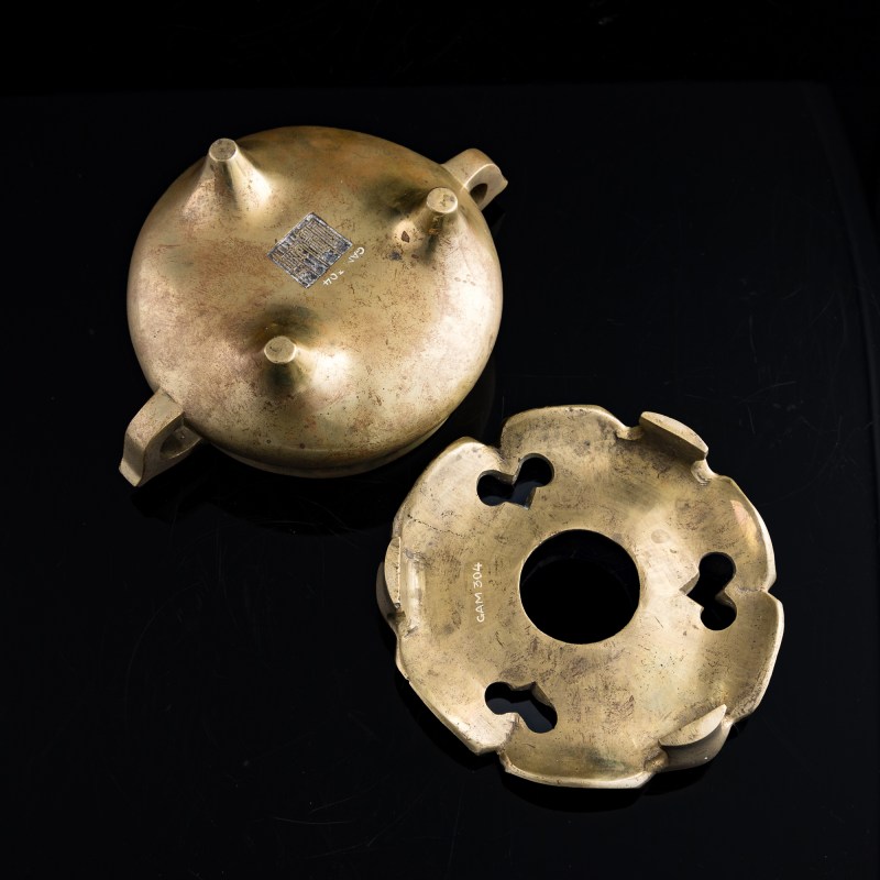 十九世紀 銅押經爐（附原配銅座） | A Chinese bronze 'yajing' censer, 19th century - 图7