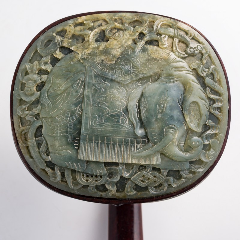 清乾隆 硬木三鑲玉如意 （附原配硬木玻璃罩） | A Chinese hardwood ruyi scepter with three jade mounts, Qianlong period, Qing dynasty - 图3