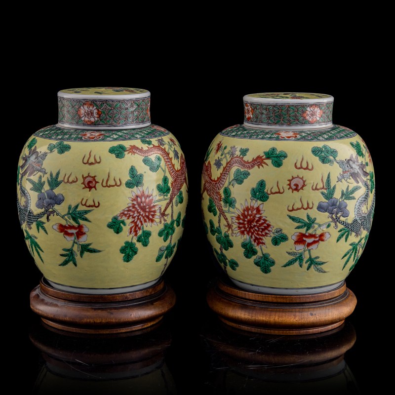 十九世紀晚 黃地五彩龍紋蓋罐一對 | A pair of Chinese yellow-ground wucai dragon covered jars, late 19th century - 图2