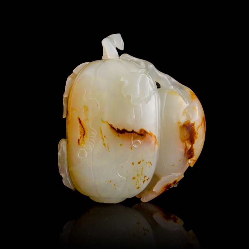 十八世紀 白玉雕瓜形鼻烟壺 | A Chinese white jade melon-form snuff bottle, 18th century