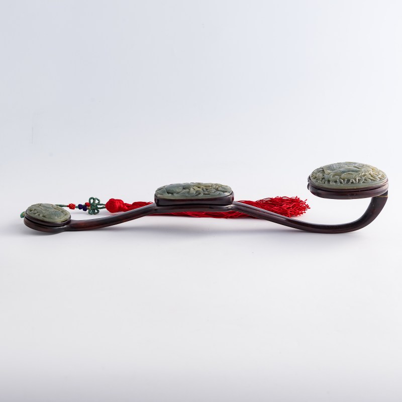 清乾隆 硬木三鑲玉如意 （附原配硬木玻璃罩） | A Chinese hardwood ruyi scepter with three jade mounts, Qianlong period, Qing dynasty - 图12
