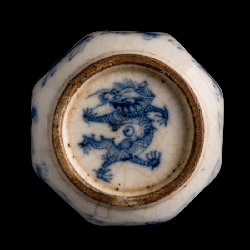 清代 各式瓷器鼻烟壺四隻（附木座） | Four Chinese assorted porcelain snuff bottles, Qing dynasty - 图8