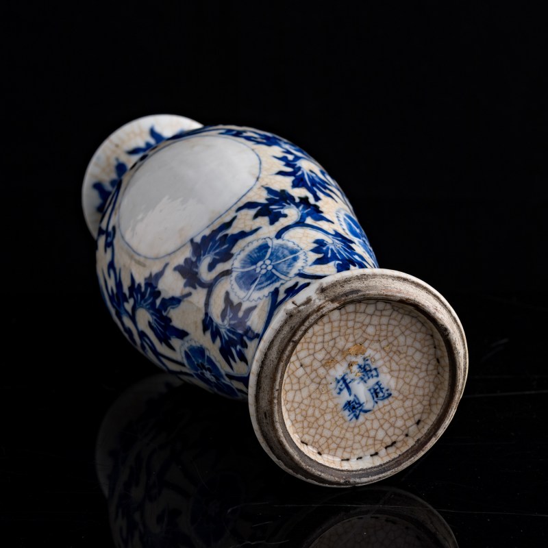十九世紀 青花纏枝花卉觀音瓶 | A Chinese blue and white floral Guanyin vase, 19th century - 图6