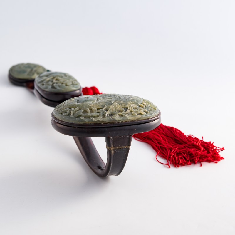 清乾隆 硬木三鑲玉如意 （附原配硬木玻璃罩） | A Chinese hardwood ruyi scepter with three jade mounts, Qianlong period, Qing dynasty - 图13
