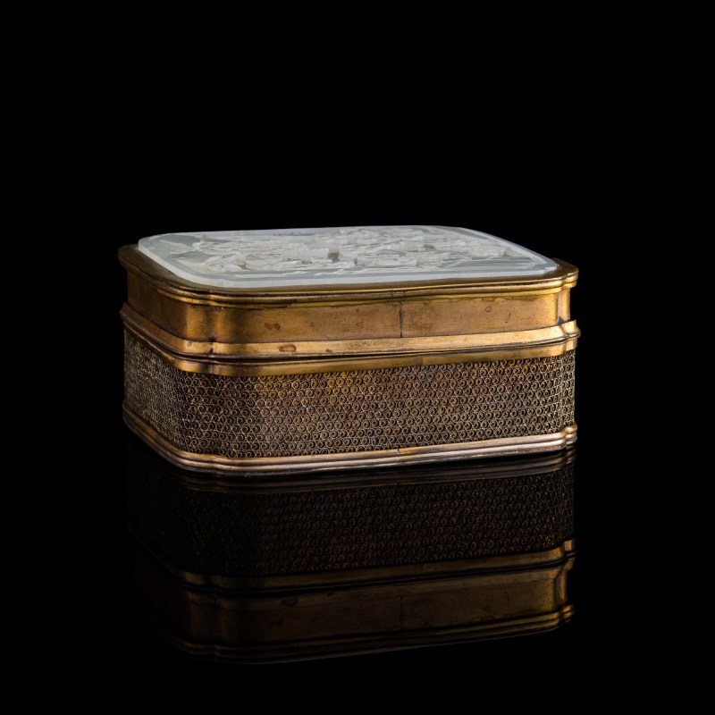 清中期 玉雕鬆下高仕瓦子銅盒 | A Chinese carved 'pine tree' and 'scholar' jade plaque- inlaid copper box, mid-Qing dynasty - 图6