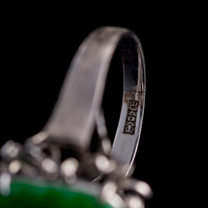 民國或更晚 翡翠耳環一對及鑲翡翠戒指 | A pair of Chinese jadeite earrings and a jadeite-set ring, Republic period or later - 图9