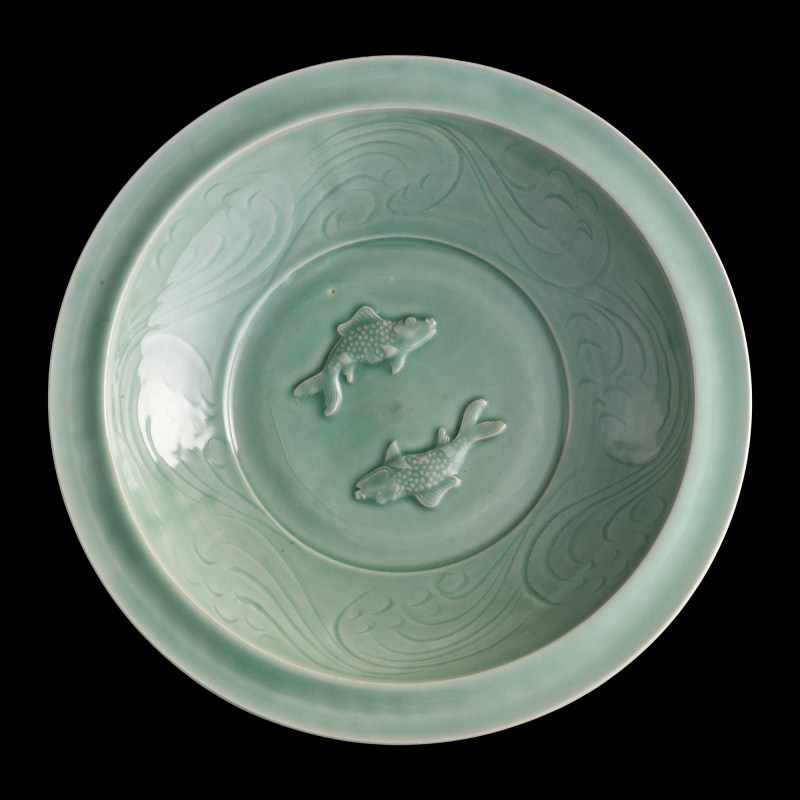 龍泉窑青釉雙魚折沿大盤 | A Chinese Longquan celadon 'twin fish' charger with everted rim
