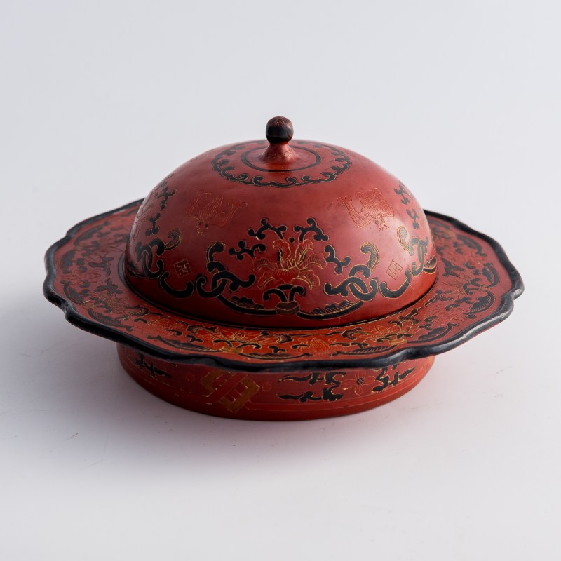 清乾隆 朱漆地彩繪渣鬥 | A Chinese polychrome-painted red lacquer zhadou, Qianlong period, Qing dynasty - 图3