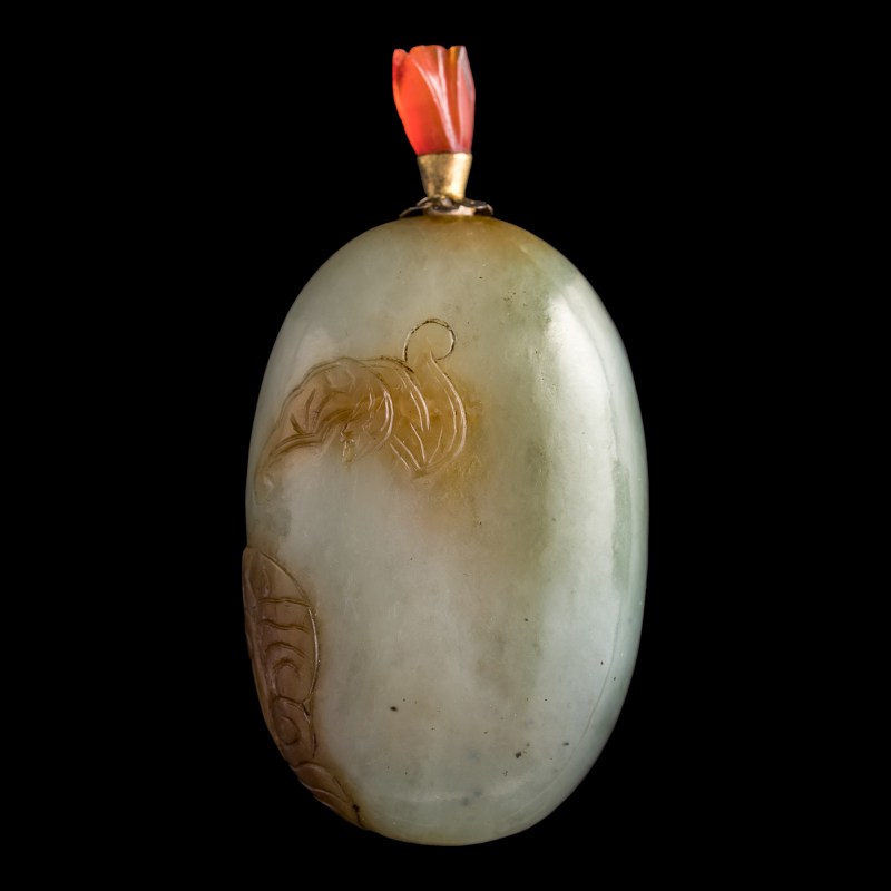 十九世紀早 糖玉巧雕鼻烟壺 | A Chinese brown jade snuff bottle, early 19th century