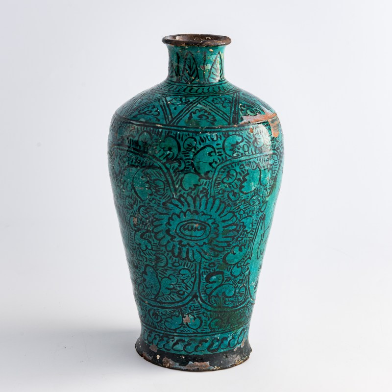元代/明代 磁州窑孔雀綠釉黑彩纏枝牡丹紋梅瓶（附盒） | A Chinese Cizhou peacock-green-glazed meiping vase, Yuan/Ming dynasty - 图4