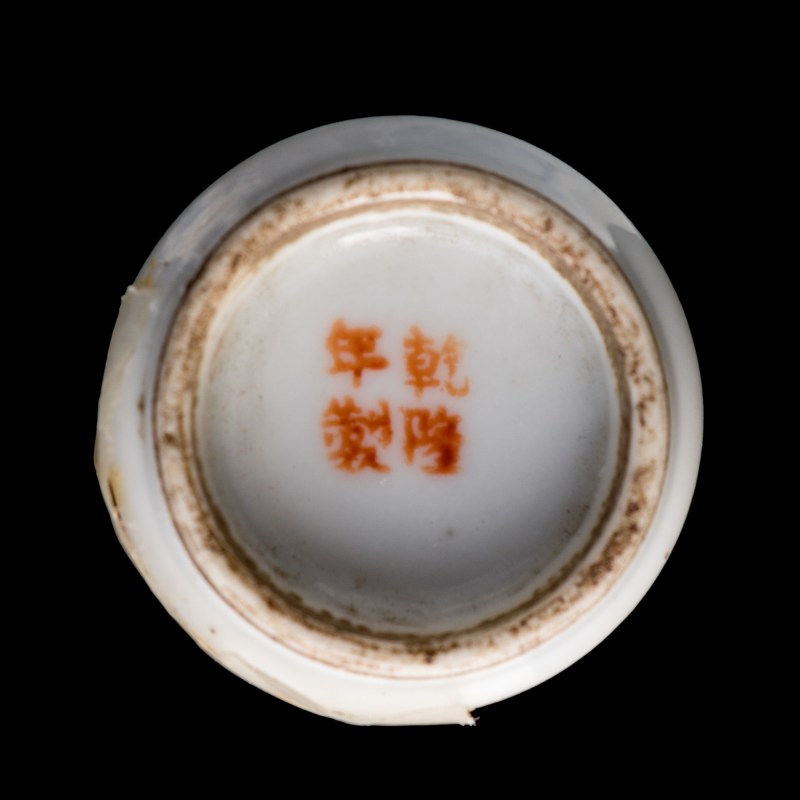 清代 各式瓷器鼻烟壺四隻（附木座） | Four Chinese assorted porcelain snuff bottles, Qing dynasty - 图9