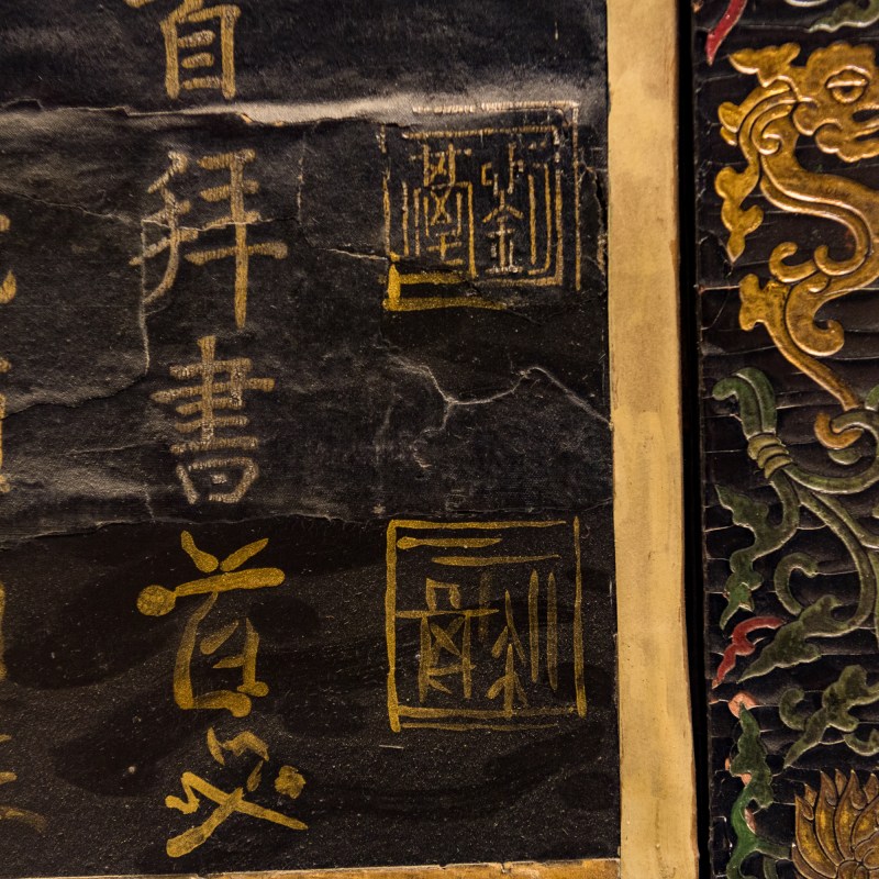 清康熙 黑漆地彩繪人物故事屏風六扇一套 | A Chinese six-panel painted black lacquer folding screen, Kangxi period, Qing dynasty - 图13