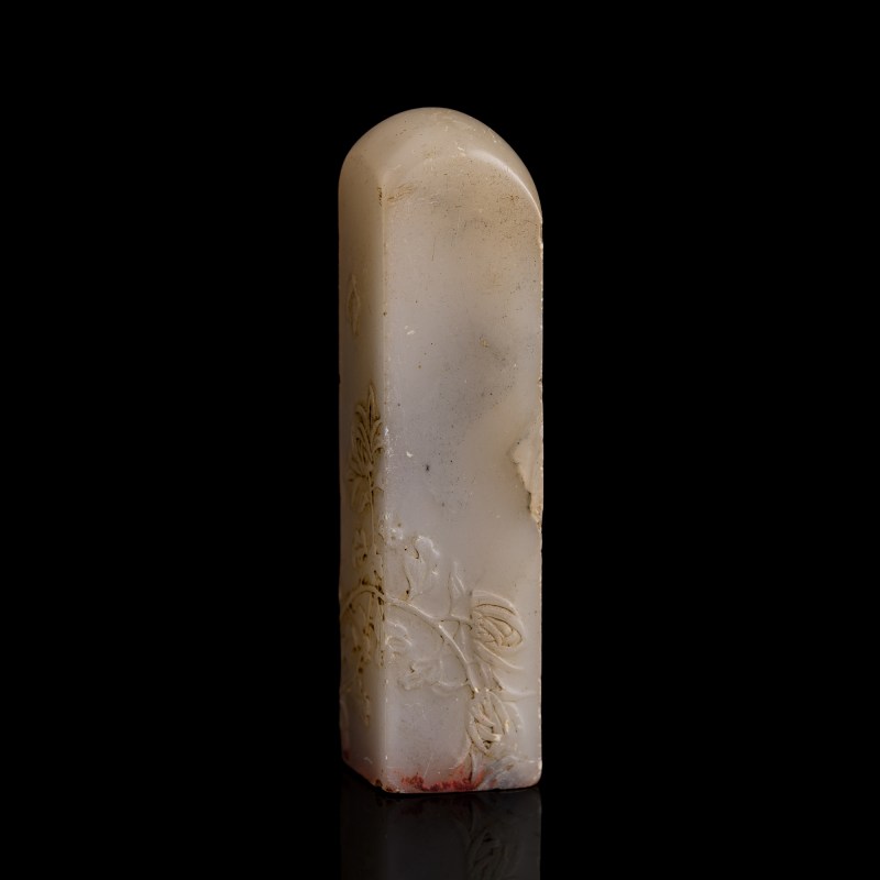 1949年 壽山石刻花卉印章 | A Chinese carved Shoushan 'stone floral' seal, dated 1949 - 图2