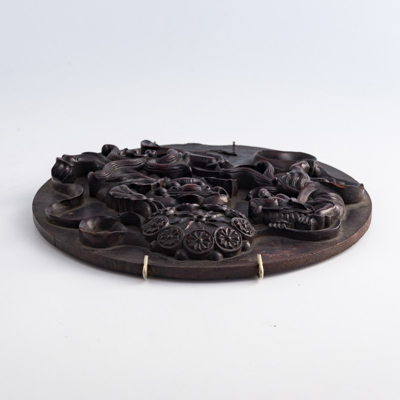 清代或更晚 紫檀提盒及硬木雕獅紋圓屏 | A Chinese Zitan tiered carrying box and a hardwood 'lion' plaque, Qing dynasty or later - 图9