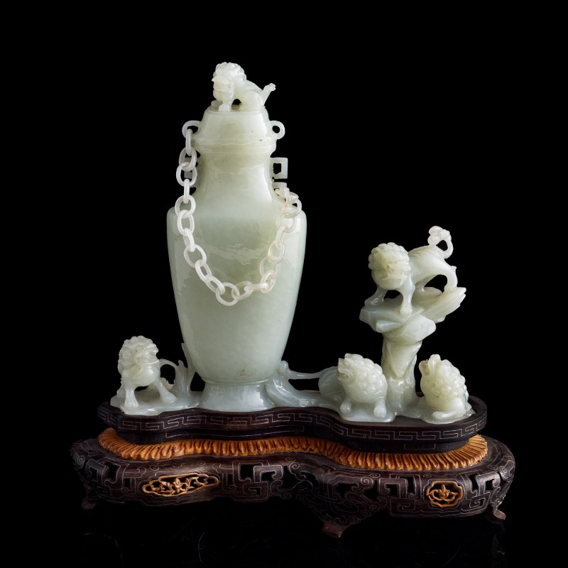 十九世紀 白玉雕五獅鏈條蓋瓶（附硬木座及錦盒） | A Chinese white jade 'five lions' lidded vase with loose chain, 19th century - 图1